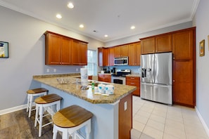 Fridge, microwave, oven, stovetop - Spacious condo w/ pool, walk to ocean and dining (Rehoboth Beach)