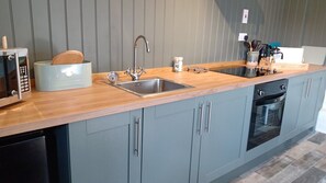 Fridge, microwave, oven, stovetop - Willow Cottage - sleeps 2 guests  in 1 bedroom (Cradley)