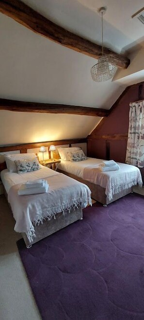 1 bedroom, iron/ironing board, free WiFi, bed sheets - Willow Cottage - sleeps 2 guests  in 1 bedroom (Cradley)