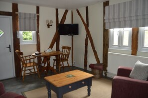 TV, DVD player - Willow Cottage - sleeps 2 guests  in 1 bedroom (Cradley)