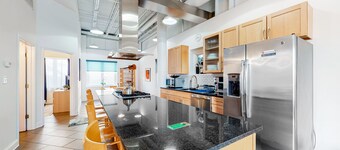 Dog-friendly townhome - private yard, rooftop deck - central AC, private W/D