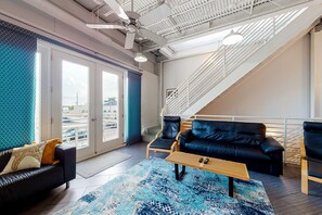 Una televisión, una chimenea