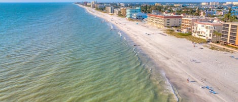 Playa en los alrededores, toallas de playa y paseos en botes de motor