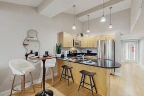 Réfrigérateur, four à micro-ondes, un four, surface de cuisson