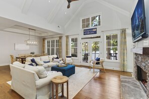 Smart TV, fireplace - BOAT AVAILABLE - BEST LOCATION - Waterfront Getaway on Lake Oconee Sleeps 10-12 (Eatonton)