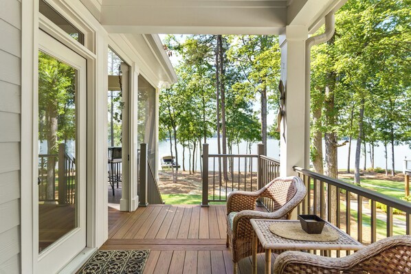 Terrace/patio - BOAT AVAILABLE - BEST LOCATION - Waterfront Getaway on Lake Oconee Sleeps 10-12 (Eatonton)