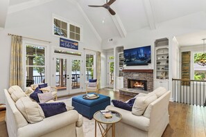 Smart TV, fireplace - BOAT AVAILABLE - BEST LOCATION - Waterfront Getaway on Lake Oconee Sleeps 10-12 (Eatonton)