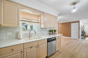 ثلاجة، ميكروويف، فرن، موقد طهي م�سطح