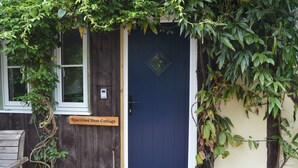 Exterior detail - Sparrows Nest Cottage - sleeps 2 guests  in 1 bedroom (Cradley)