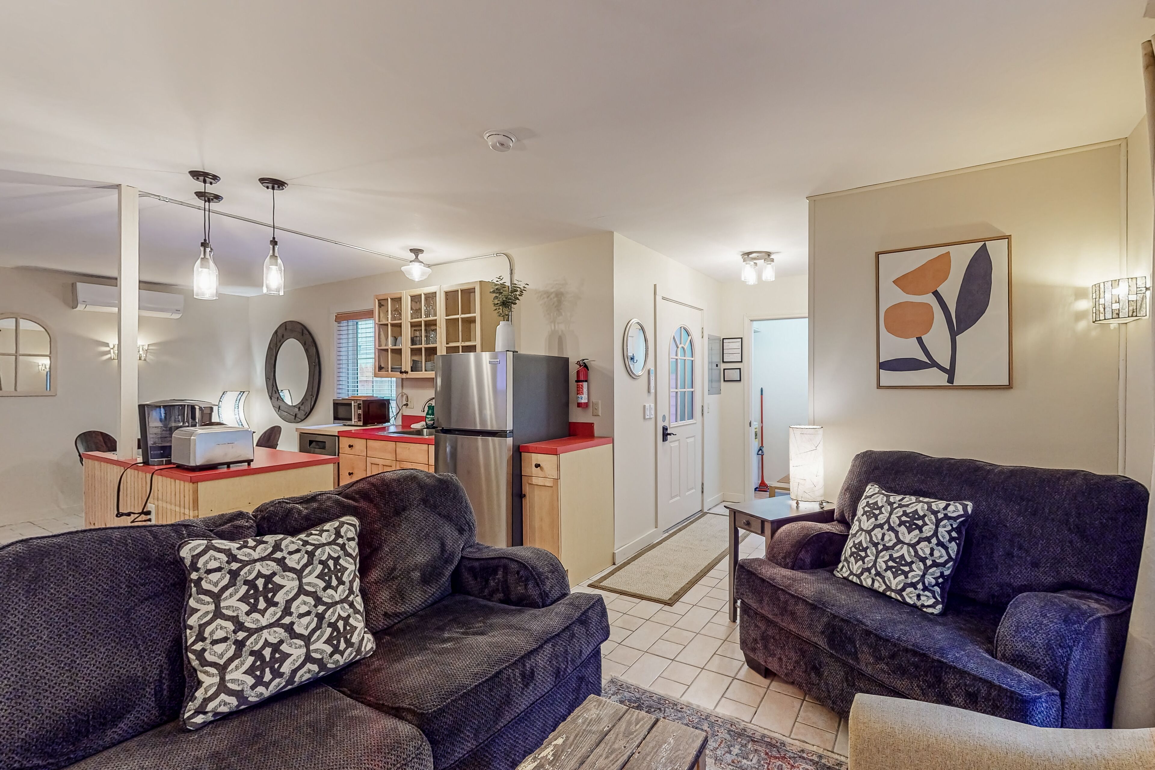 Central guest house with patio & washer/dryer - walk to ocean, shops & dining