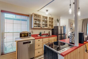 Jääkaappi, mikroaaltouuni, uuni, liesi