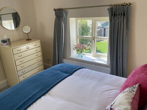 2 chambres, fer et planche à repasser, lit de bébé portatif
