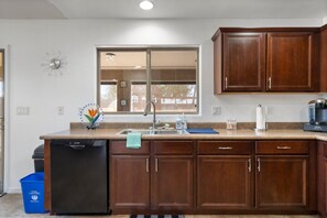 Fridge, microwave, oven, stovetop - Phoenix Family Escape CENTRAL 4 bedroom sleeps 8 (Phoenix)