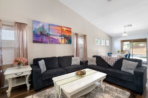 Smart TV, books - Phoenix Family Escape CENTRAL 4 bedroom sleeps 8 (Phoenix)