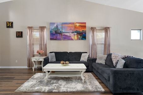 Smart TV, books. Phx Escape CENTRAL family pet friendly 4 bd sleeps 10