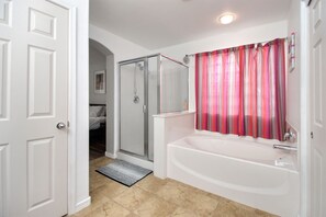 Ducha y bañera combinadas, secador de pelo, toallas y jabón