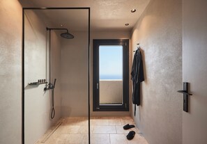 Suite junior, vistas al mar | Baño | Ducha, zapatillas y toallas