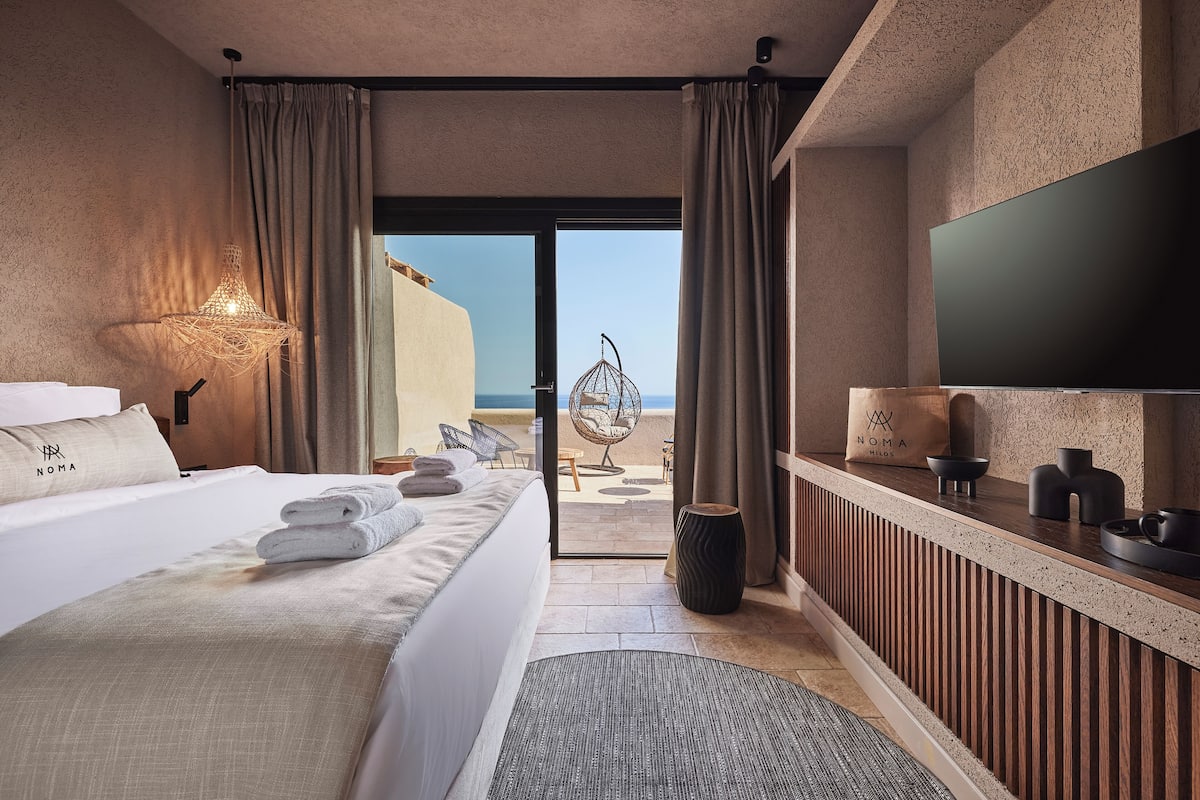 Deluxe tweepersoonskamer, uitzicht op zee | 1 slaapkamer, luxe beddengoed, een kluis op de kamer, een bureau