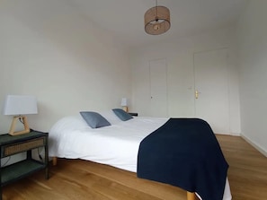 2 habitaciones, escritorio, tabla de planchar con plancha y wifi gratis 