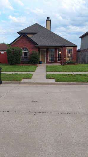 Exterior - The "Delightful Gathering" 3 King beds, kids room, 3 bathrooms,  spacious! (Moore)
