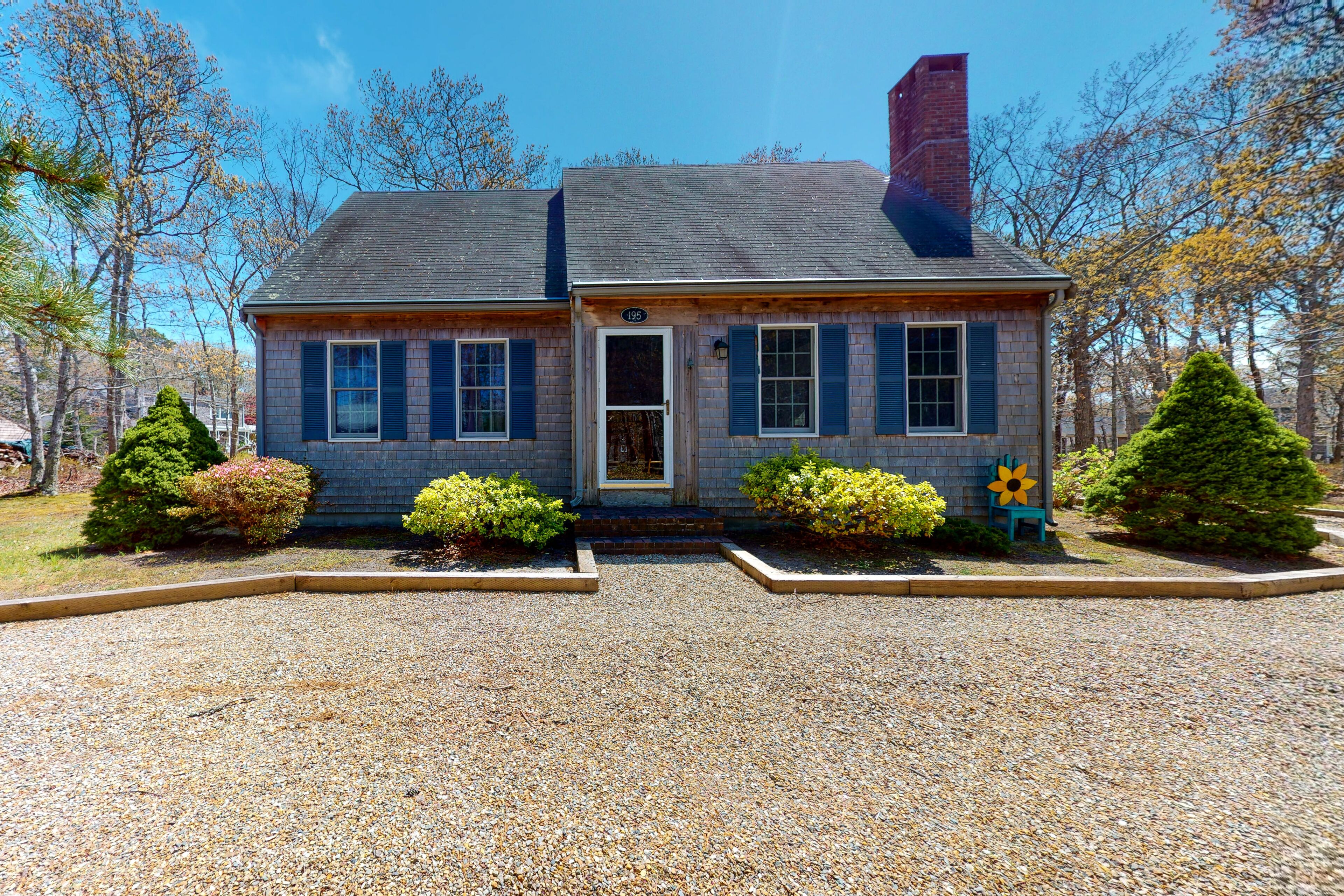 Peaceful cottage with deck, screened porch, grill, & firepit - walk to beach