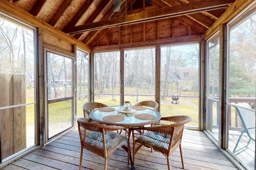 Peaceful cottage with deck, screened porch, grill, & firepit - walk to beach