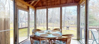 Peaceful cottage with deck, screened porch, grill, & firepit - walk to beach