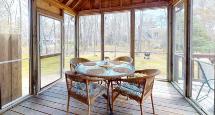 Peaceful cottage with deck, screened porch, grill, & firepit - walk to beach