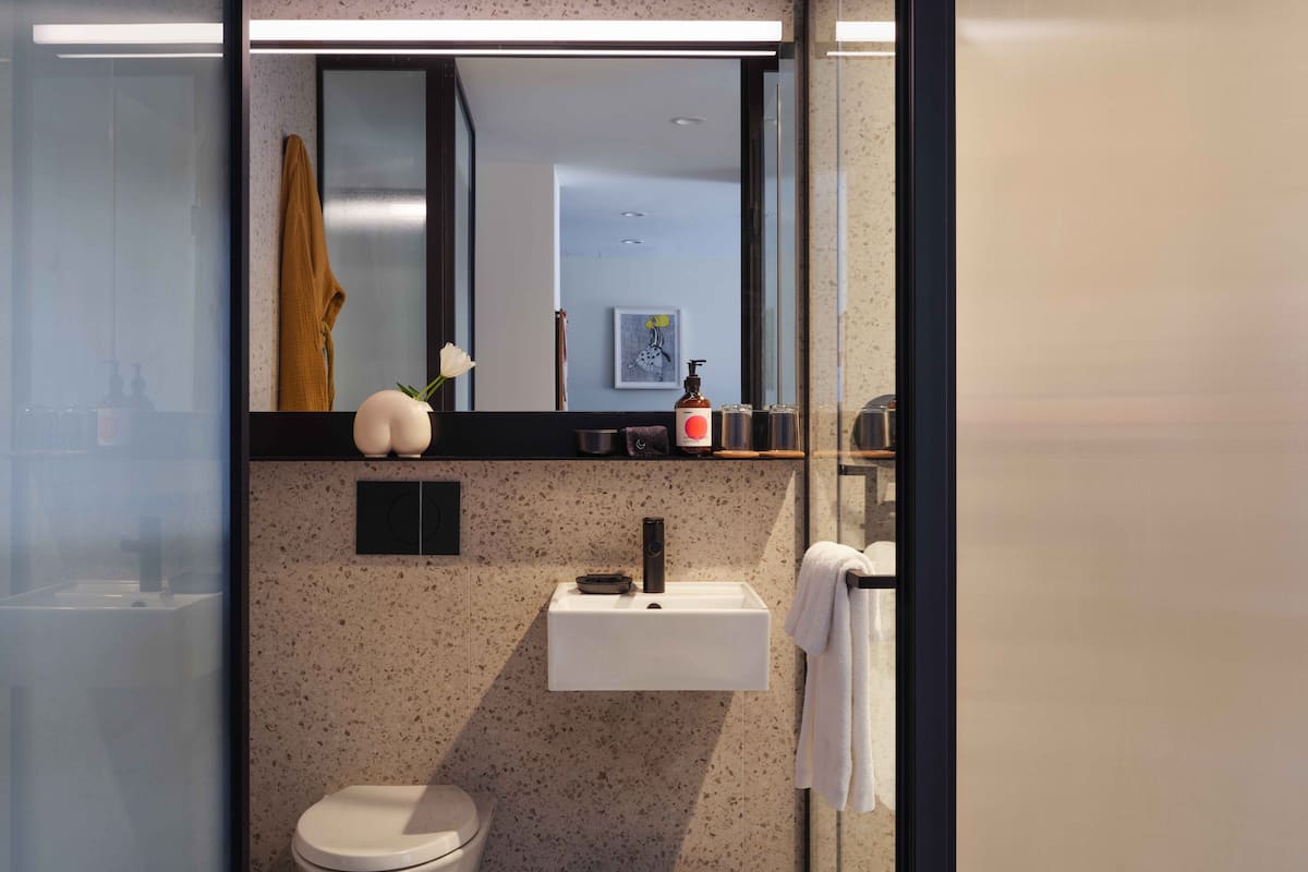 shower, rainfall showerhead, free toiletries, hair dryer