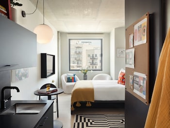Egyptian cotton sheets, premium bedding, minibar, in-room safe at Penny Williamsburg