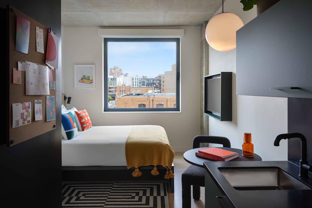 Chambre, 1 grand lit (Niche) | Coin séjour | TV connectée de 43 pouces avec chaßnes numériques, télévision, Netflix