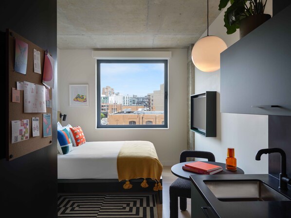 Room, 1 Queen Bed (Niche) | Living area