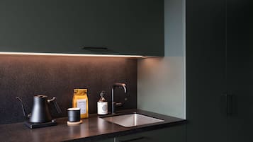 Frigobar, microondas, cafetera y tetera y tetera eléctrica