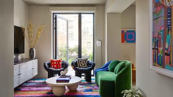 Habitación (Your Majesty) | Área de sala de estar | Smart TV de 43 pulgadas con canales digitales, televisión y Netflix