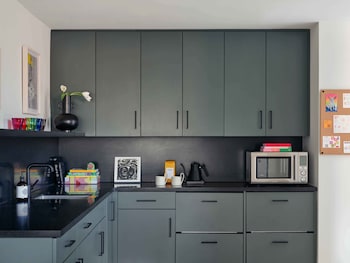 Room (Your Majesty) | Private kitchen | Mini-fridge, microwave, coffee/tea maker, electric kettle at Penny Williamsburg