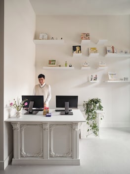 Reception area at Penny Williamsburg
