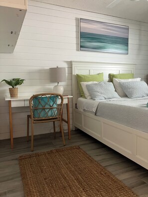 2 soverom, skrivebord, strykejern/-brett og reiseseng for barn