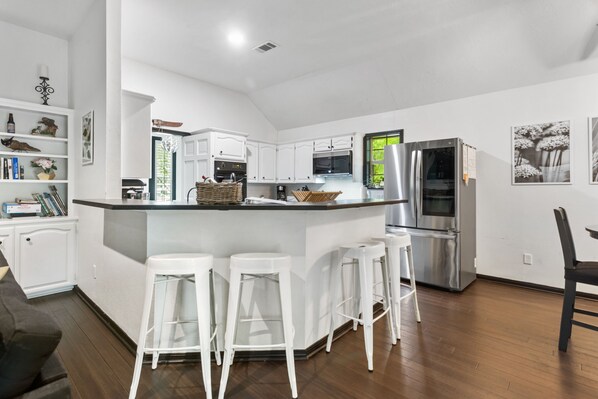 Réfrigérateur, micro-ondes, four, plaque de cuisson