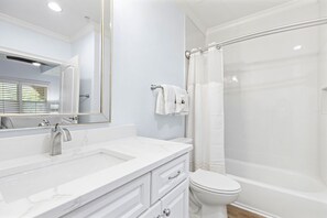 Combined shower/bathtub, jetted bath, hair dryer, towels
