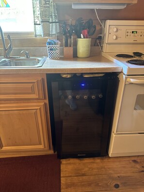 Fridge, microwave, oven, stovetop - Lyman Run Cabin - 2 miles from Lyman Run State Park - on ATV trails (Galeton)