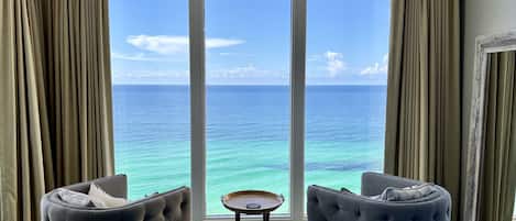 3 室のベッドルーム、セーフティボックス (室内)、デスク、アイロン / アイロン台