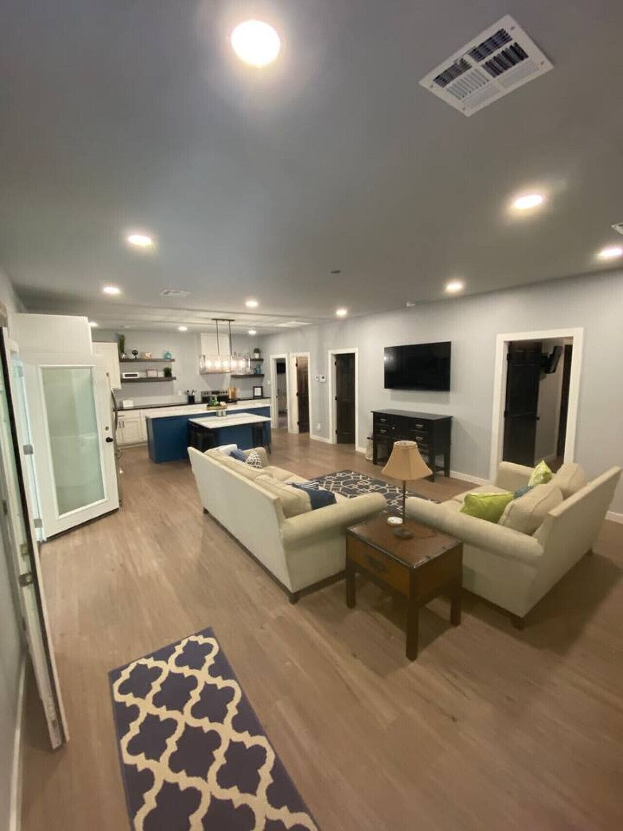 智能电视、乒乓球、立体声音响