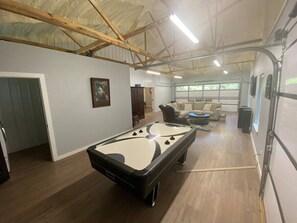 Game room - Modern Farmhouse within walking distance to beach (Longtown)