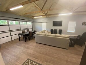 Smart TV, table tennis, stereo - Modern Farmhouse within walking distance to beach (Longtown)