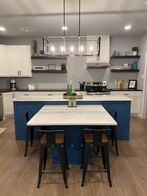 Refrigerador, microondas, horno, placa de cocina