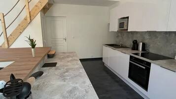 Een koelkast, een microgolfoven, een oven, een kookplaat