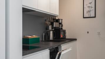 Kühlschrank, Mikrowelle, Herdplatte, Geschirrspüler