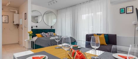 Iron/ironing board, WiFi, bed sheets