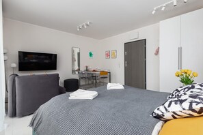 Iron/ironing board, WiFi, bed sheets