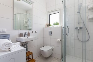 Dusj, hårføner, håndklær og sjampo